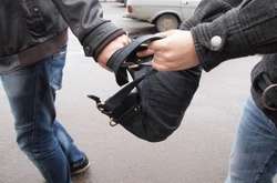 У Вінниці двоє чоловіків пограбували перехожого