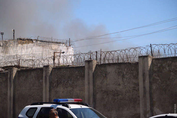 В Одессе горит тюрьма. 15 заключенных сбежали