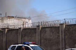 В Одессе горит тюрьма. 15 заключенных сбежали