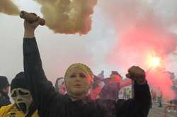 Ультрас «Металіста» влаштували люте фаєр-шоу і ледь не зірвали матч у Краматорську (відео)