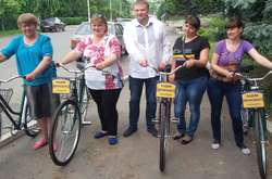 Соратник Гройсмана вже почав виборчу кампанію? Роздає велосипеди на окрузі Поплавського