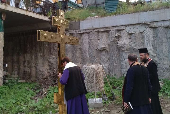На Поштовій площі встановили та освятили хрест (фото)