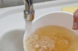 У Житомирі з крану тече кольорова вода 