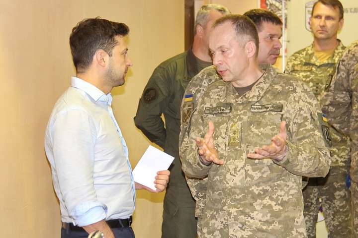 Командувач Об’єднаних сил запевнив Зеленського, що ситуація на Донбасі «контрольована»