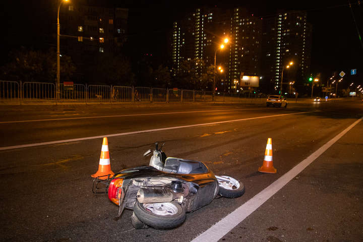 Конфлікт на дорозі: на бульварі Перова водій Mercedes кинув у мопед пляшку (фото, відео)