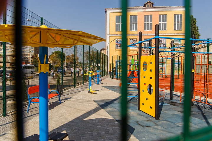 На території школи №9 створять зону відпочинку для молодших дітей