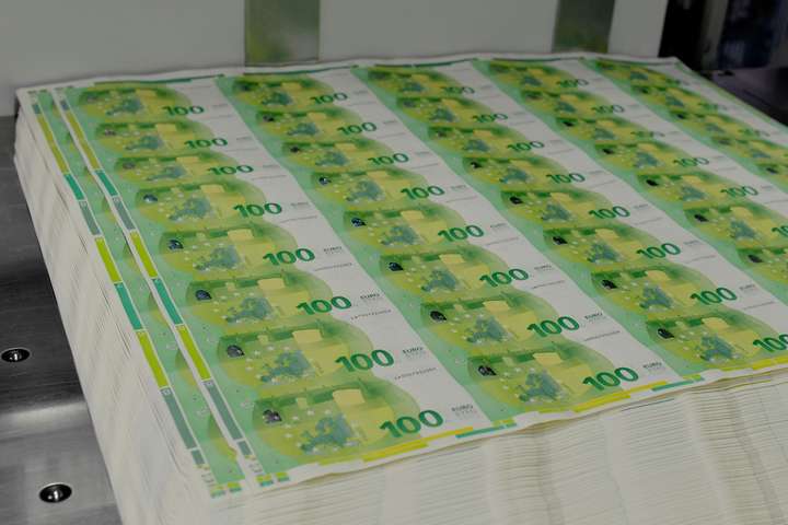 Евросоюз вводит в обращение новые банкноты €100 и €200