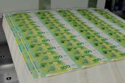 Евросоюз вводит в обращение новые банкноты €100 и €200