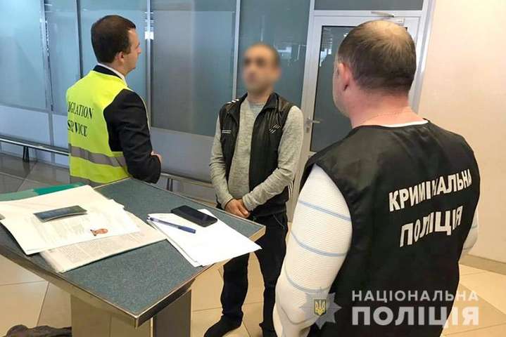 На Хмельниччині поліцейські видворили за межі України нелегала із кримінальним минулим