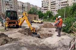 На Райдужному масиві прорвало трубу: в асфальті утворилося провалля (фото)