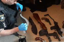 Слідчі виявили у квартирі предмети, схожі на автомати «ППШ», Uzi, пістолет «Флобер» та багнет-ніж