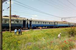 Дехто із пасажирів пішки пішов до найближчої залізничної станції