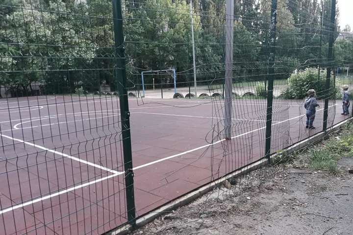 Вандали знищили новий спортивний майданчик у київській школі (фото)