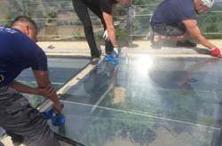 Фахівці замінюють захисні панелі скляної підлоги мосту