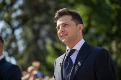 Зеленський зібрався у свою першу закордонну поїздку, як президент 