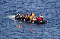 Біля берегів Туреччини затримали три десятки мігрантів на гумовому човні