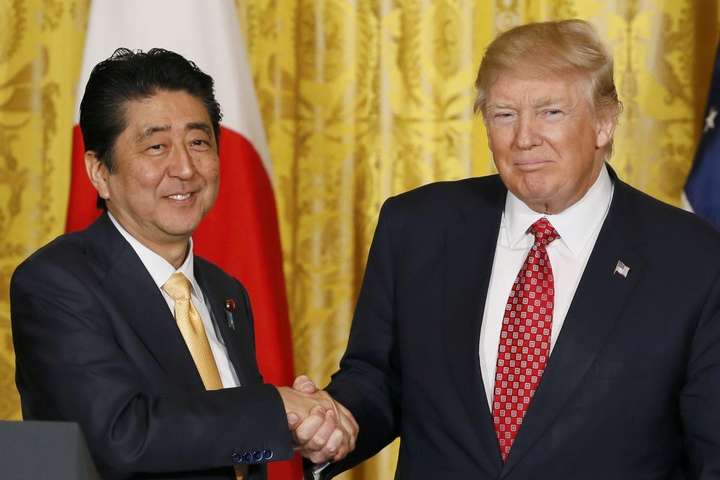 Трамп обговорив з прем’єром Японії посилення військового співробітництва