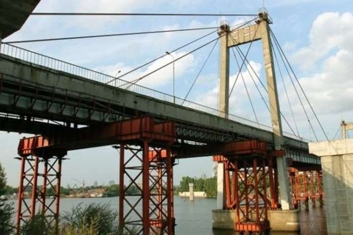 У Києві з Рибальського моста у Дніпро стрибнув чоловік