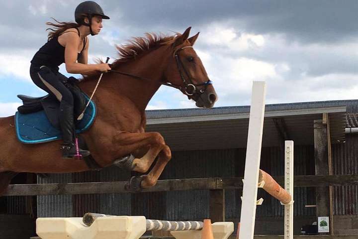 Юна французька вершниця загинула у наслідок падіння з коня