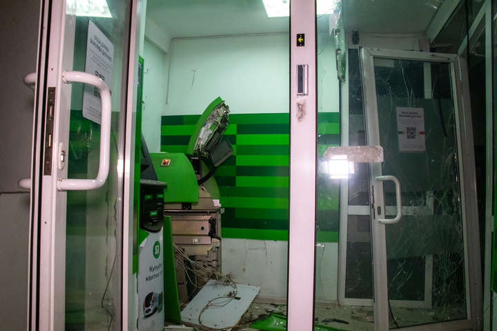 У «Приватбанку» в Києві стався вибух: невідомі підірвали банкомат (фото, відео)