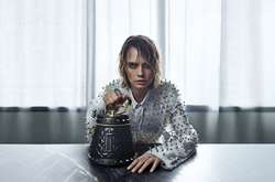 Кара Делевинь и бренд Balmain представили совместную коллекцию сумок