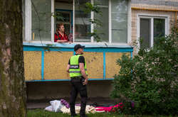 Поруч з тілом жінки лежала подушка і ковдра