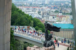 У святкові дні на новому пішохідно-велосипедному мосту одночасно знаходилось від 8 до 15 тисяч осіб