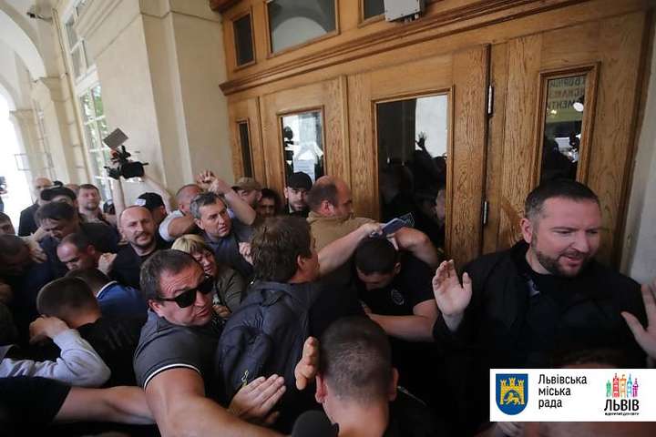 У Львові протестувальники виламали двері до ратуші (фото, відео)