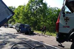 На Рівненщині бус протаранив вантажівку, водії загинули