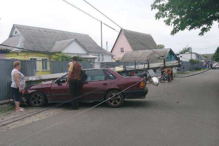 П’яна ДТП в Борисполі: Ford зніс електроопору і врізався в паркан (фото)