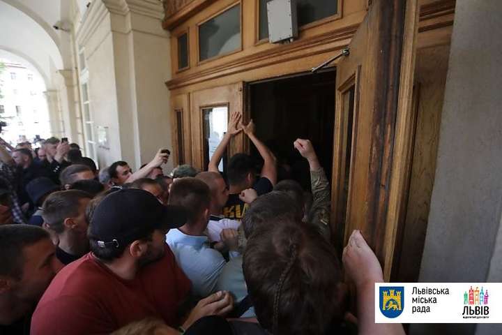 Во Львове протестующие, которые обвиняют Садового в коррупции, выломали двери горсовета