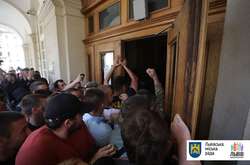 Во Львове протестующие, которые обвиняют Садового в коррупции, выломали двери горсовета