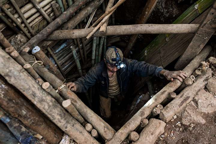 Адский труд. Как выглядит нелегальная добыча драгоценных камней в Мьянме