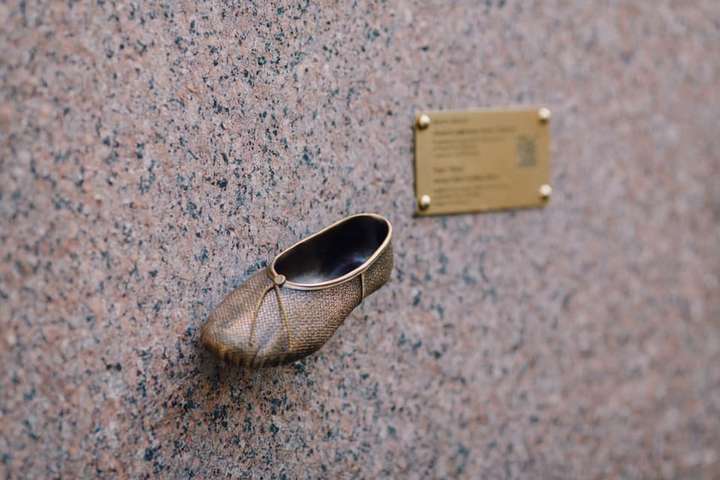 Шукай цікаве у Києві: золоту туфельку Сержа Лифаря вилили з бронзи (фото, відео)