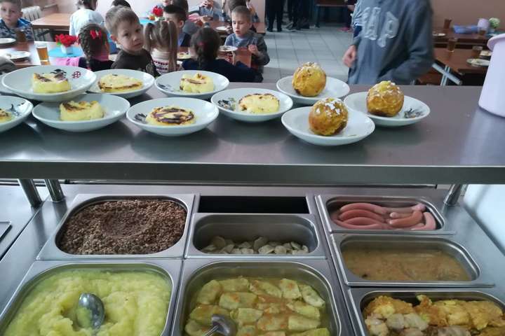 Виробників шкільних обідів у Києві зобов’яжуть отримати сертифікати якості міжнародного зразка