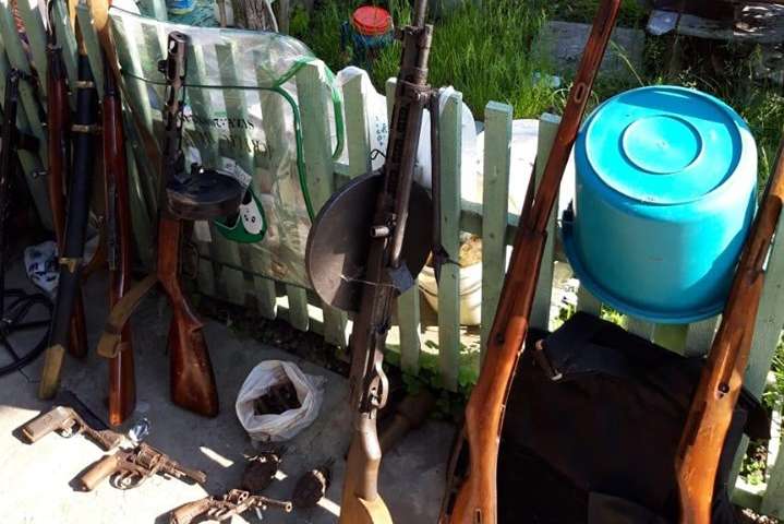 У лісах під Києвом ділки розкопували стару зброю, ремонтували і продавали (фото)