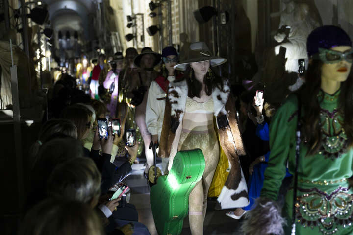 Скандальные образы против запрета абортов: коллекция Gucci Resort 2020