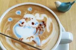 Художница создает потрясающие изображения птиц из кофейной пены