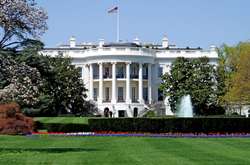 Перед Білим домом чоловік спробував скоїти акт самоспалення