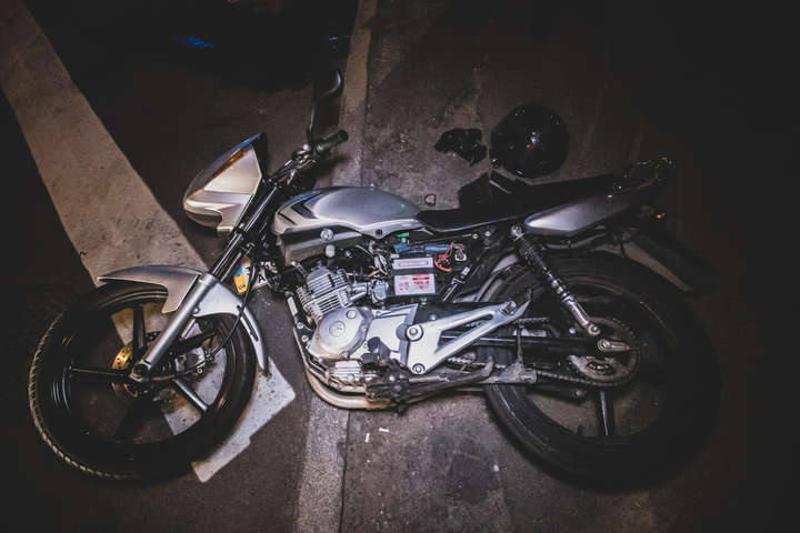 На Подолі позашляховик підрізав мотоцикліста і відправив на узбіччя (фото, відео)