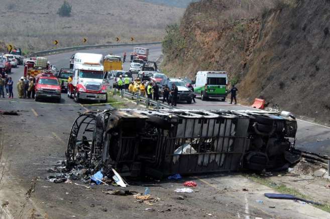 В Мексиці вантажівка врізалася в автобус, 23 загиблих