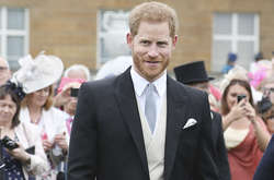 Принц Гарри повеселился на вечеринке в Букингемском дворце без Меган Маркл