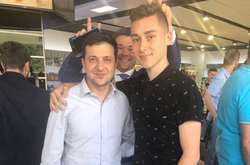 У мережі кепкують над фото, де глава Адміністрації ставить роги президенту