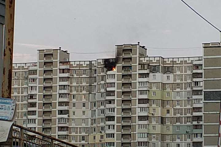 У Києві на Осокорках горить квартира у багатоповерхівці