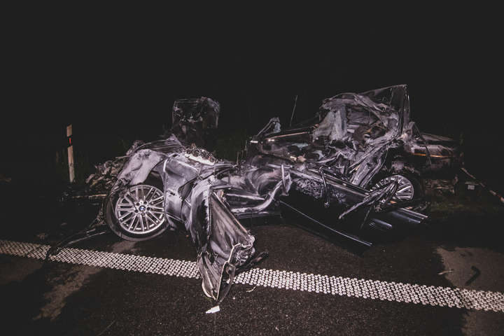 Смертельна ДТП під Києвом: BMW на шаленій швидкості влетів під фуру і загорівся (фото, відео)