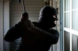 Розбійний напад під Києвом: невідомі в балаклавах вночі вдерлися в будинок