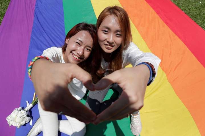 На Тайвані сотні пар одружилися в перший день реєстрації одностатевих шлюбів