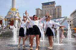 Останній дзвоник: столичні випускники традиційно викупалися у фонтанах на Майдані (фото)