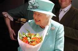 Елизавета II неожиданно нарушила свой королевский протокол