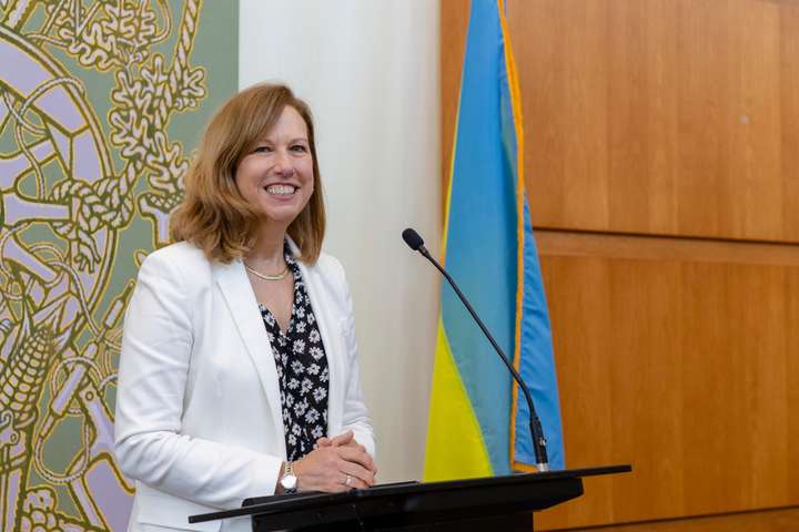 Вместо Мари Йованович в Украине временно будет работать Кристина Квин